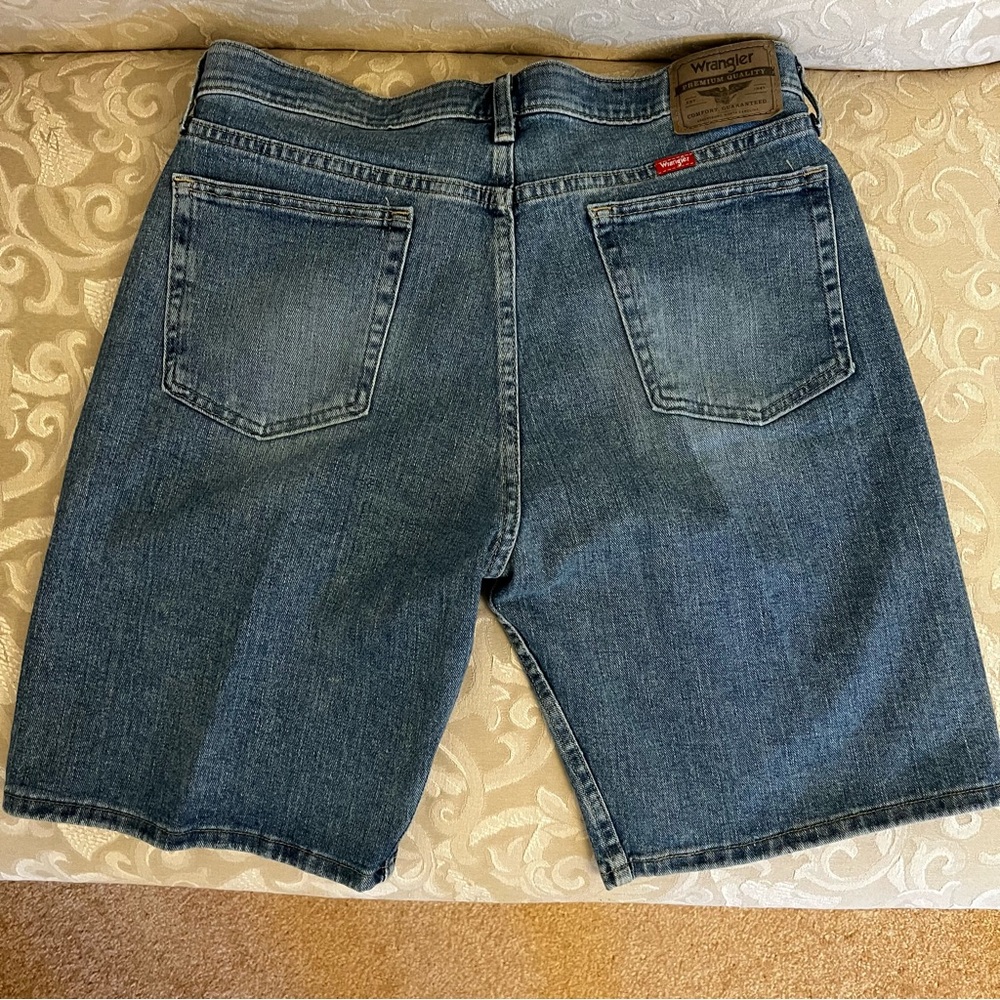 ❤️SOLD❤️ Wrangler Medium Wash Men’s Jean Shorts, 33 Relaxed Fit